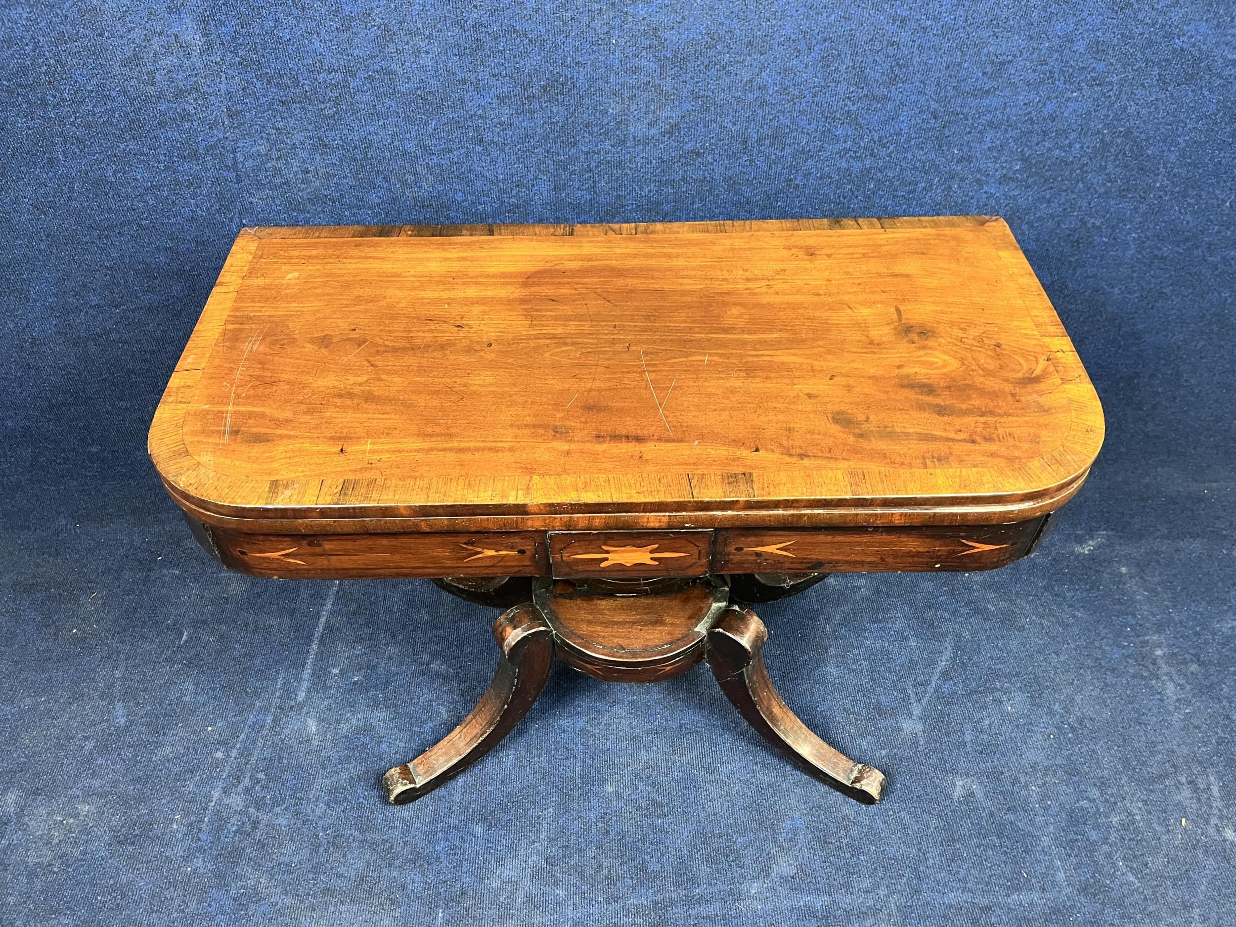 A Regency mahogany and rosewood crossbanded card table. H.66 W.45 open top W.91 - Bild 2 aus 5