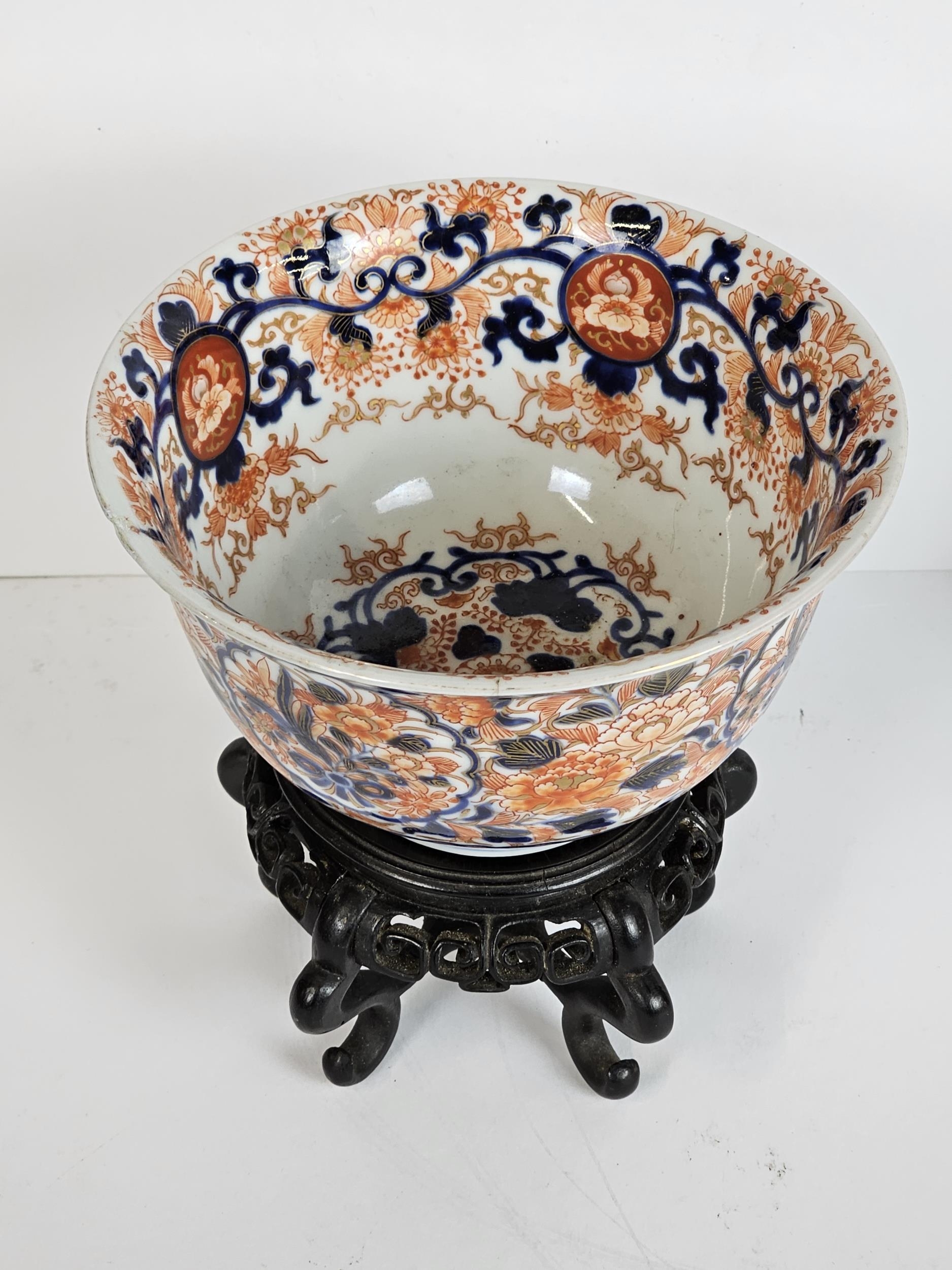 An Imari Bowl on stand and a heavy brass statue of Ganesha. Bowl is D.19cm. - Image 2 of 7