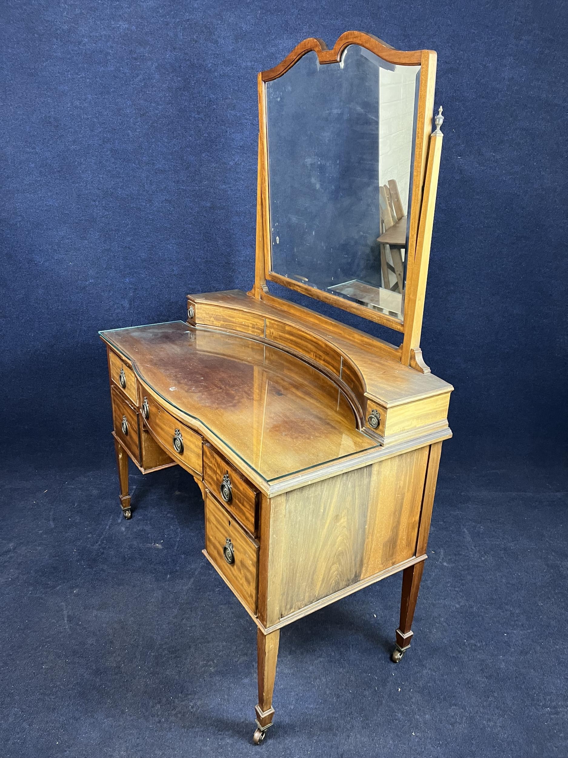 A mahogany dressing table, 20th century. H.108 W.122 D.65.cm - Image 2 of 5