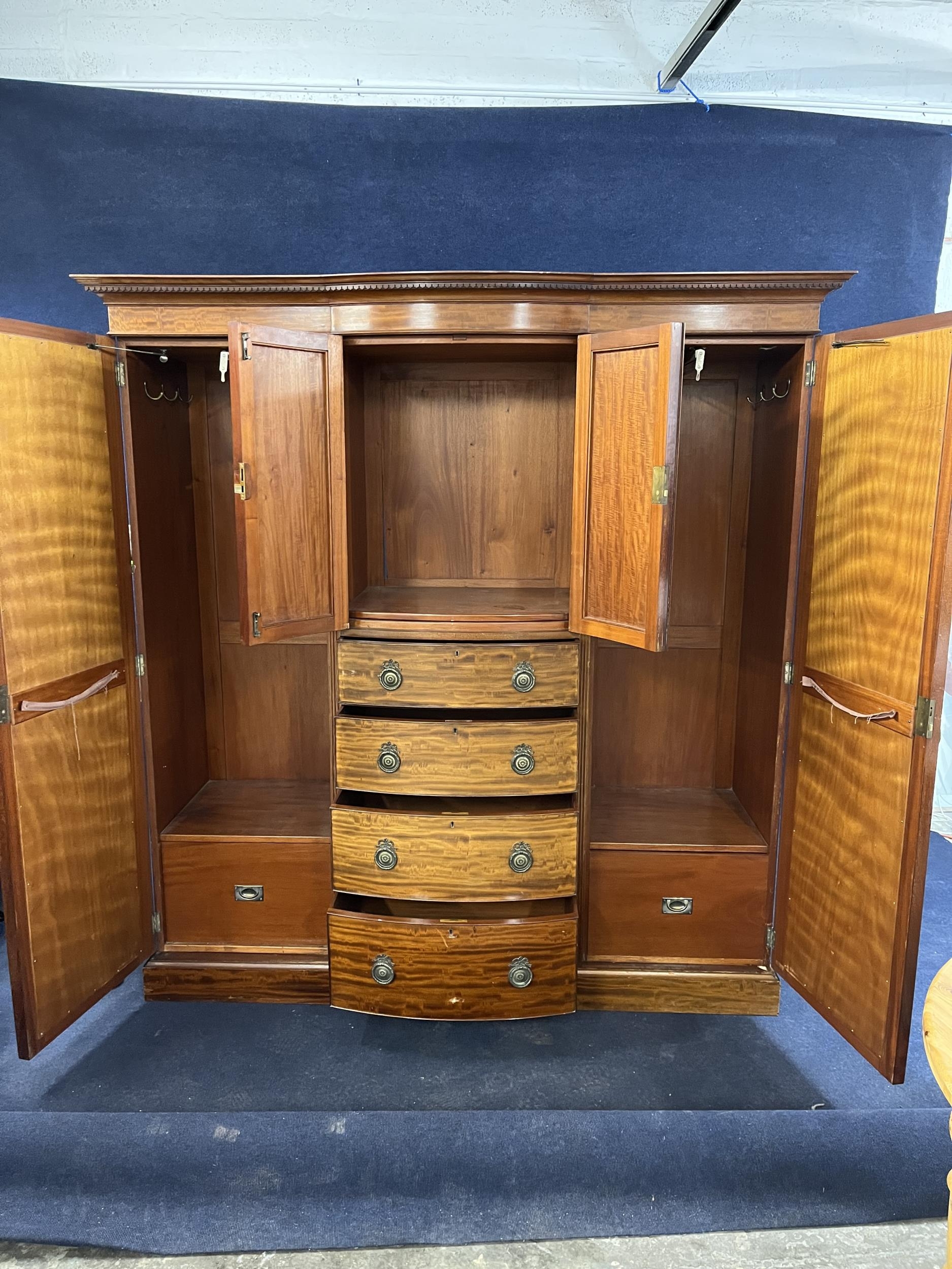 A mahogany and mirrored, break bow front wardrobe, 20th century. H.210 W.186 D.60.cm - Image 5 of 10