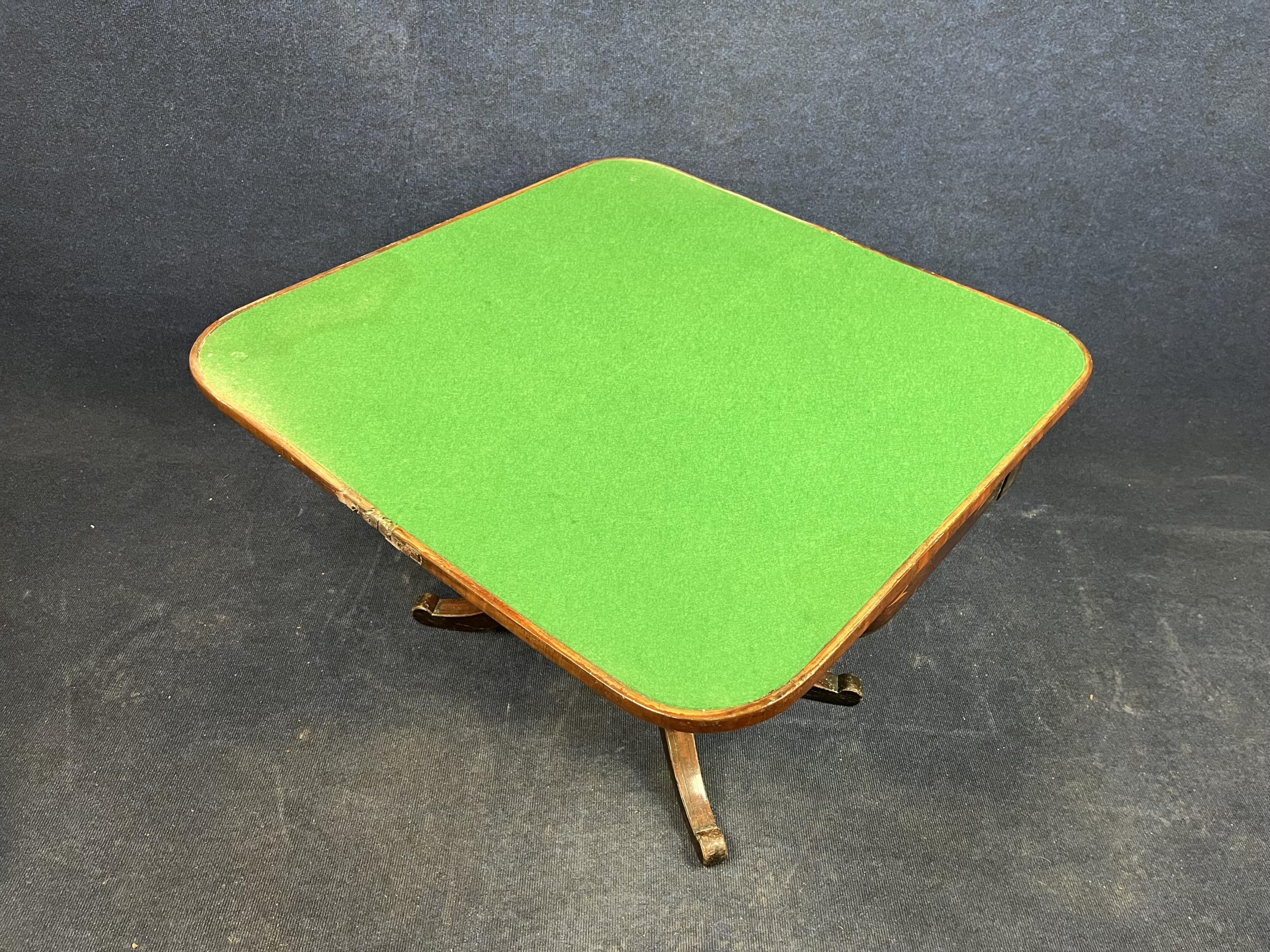 A Regency mahogany and rosewood crossbanded card table. H.66 W.45 open top W.91 - Bild 4 aus 5