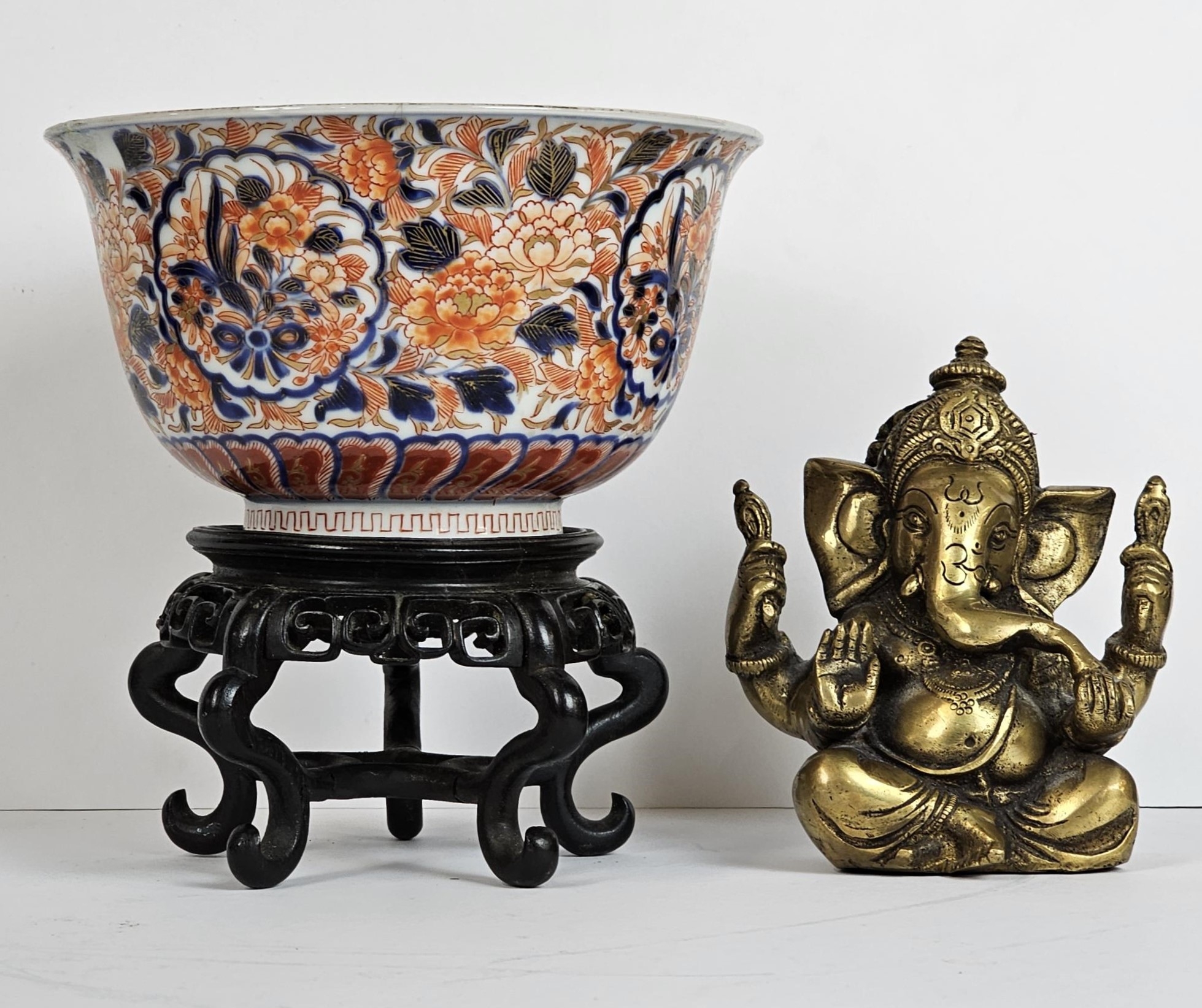 An Imari Bowl on stand and a heavy brass statue of Ganesha. Bowl is D.19cm.