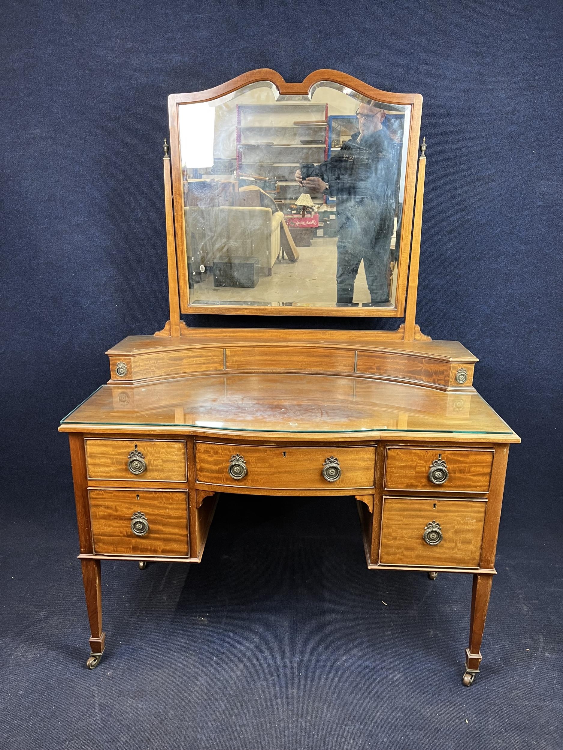 A mahogany dressing table, 20th century. H.108 W.122 D.65.cm