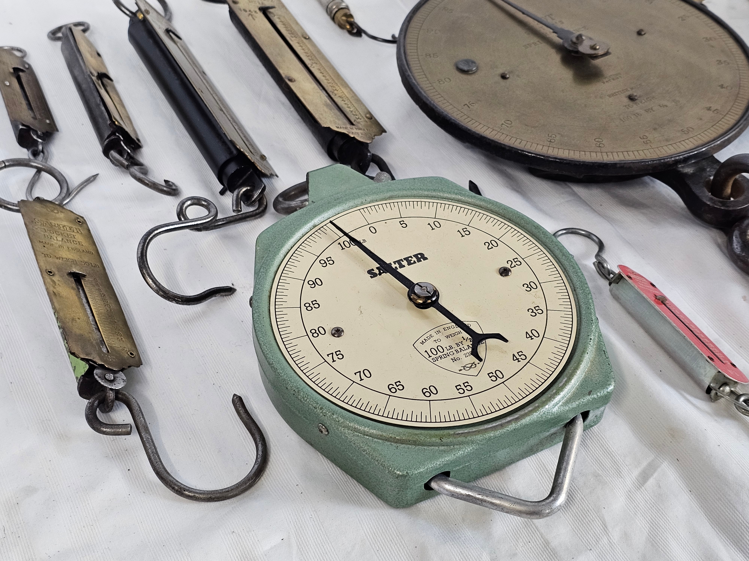 A collection of Salter hanging spring balance scales - Image 2 of 5