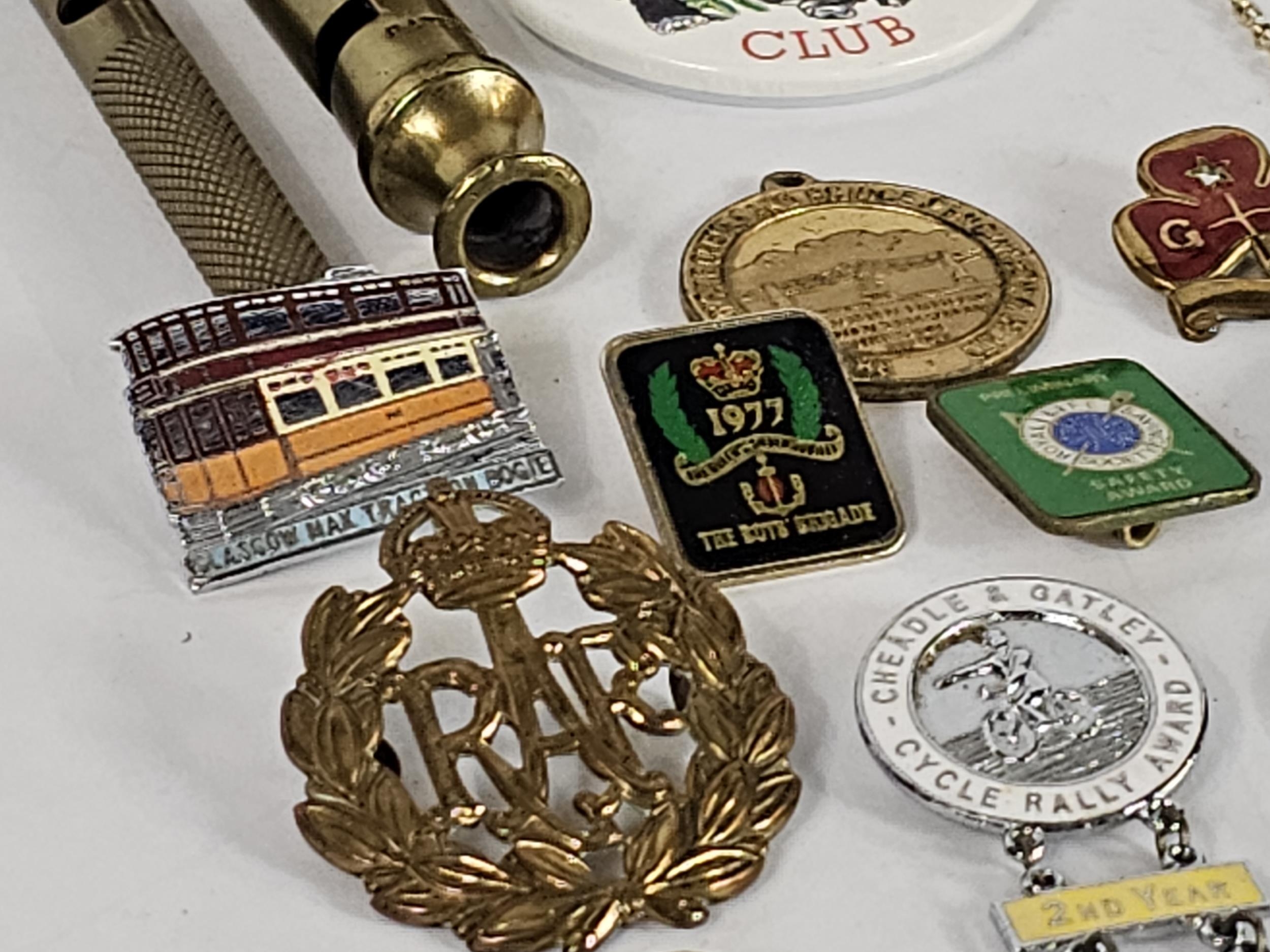 Interesting collection of enamel badges and collectables including WW1 military whistle with arrow - Image 13 of 16
