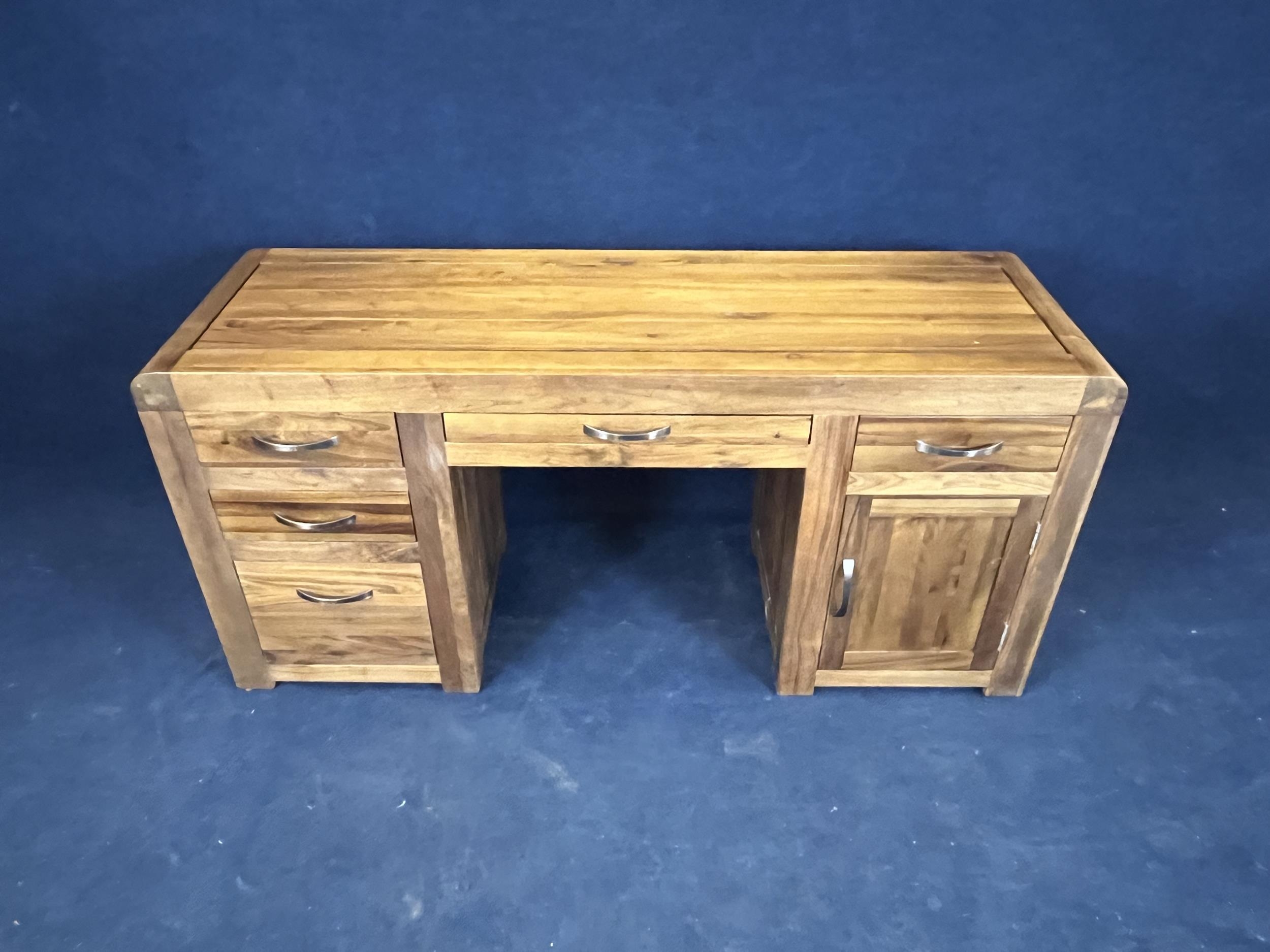 A modern hardwood pedestal desk. H.80 W.170 D.55.cm - Bild 2 aus 6