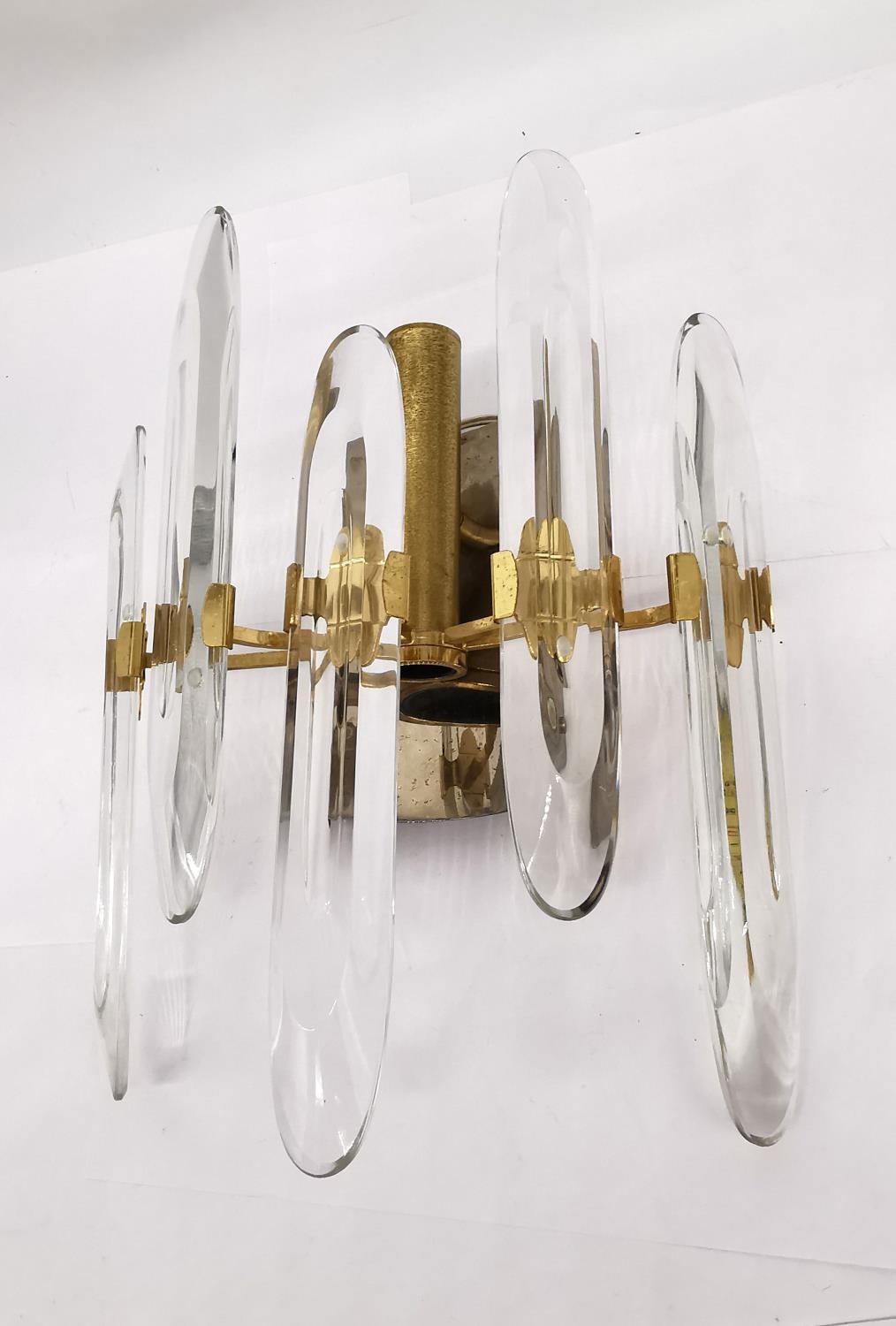 Gaetano Sciolari (1927-1994), a 1970's brass and crystal wall light with five crystal pendants on - Bild 3 aus 6