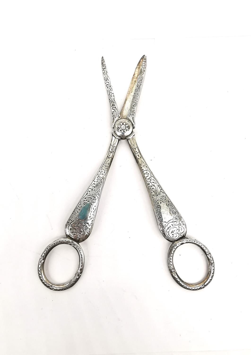 A pair of Victorian engraved silver grape scissors by Henry Atkins decorated with scrolling - Bild 3 aus 5