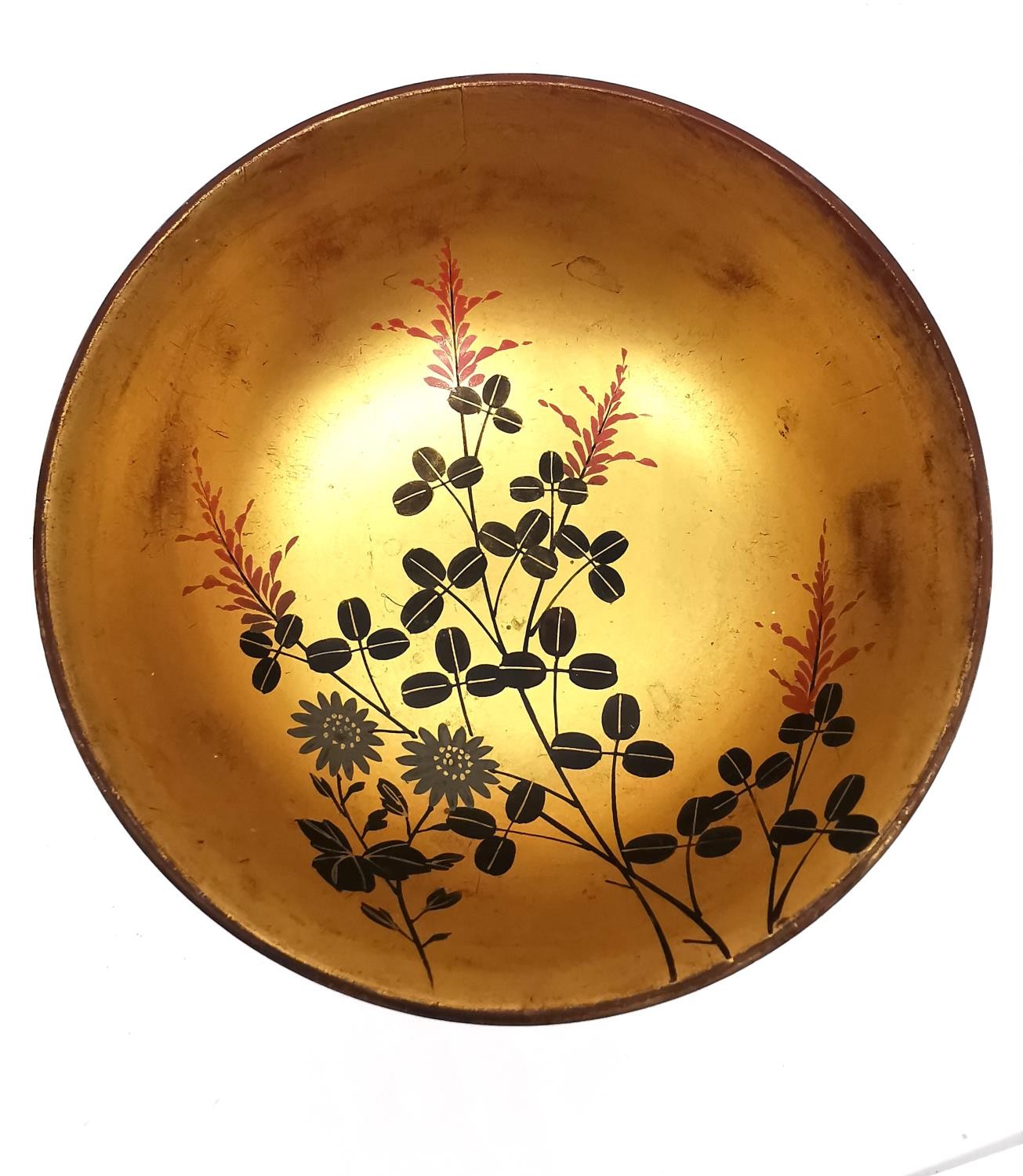 A set of five early 20th century Japanese gilt lacquered and hand painted bowls, each with a - Image 3 of 7