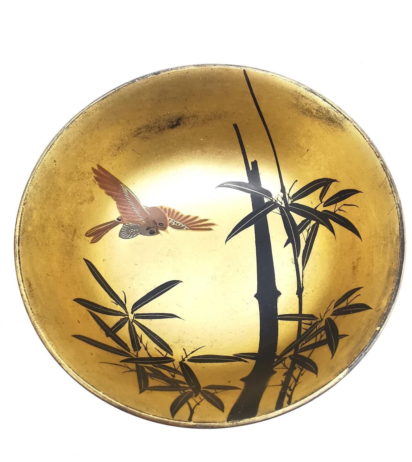 A set of five early 20th century Japanese gilt lacquered and hand painted bowls, each with a - Image 5 of 7