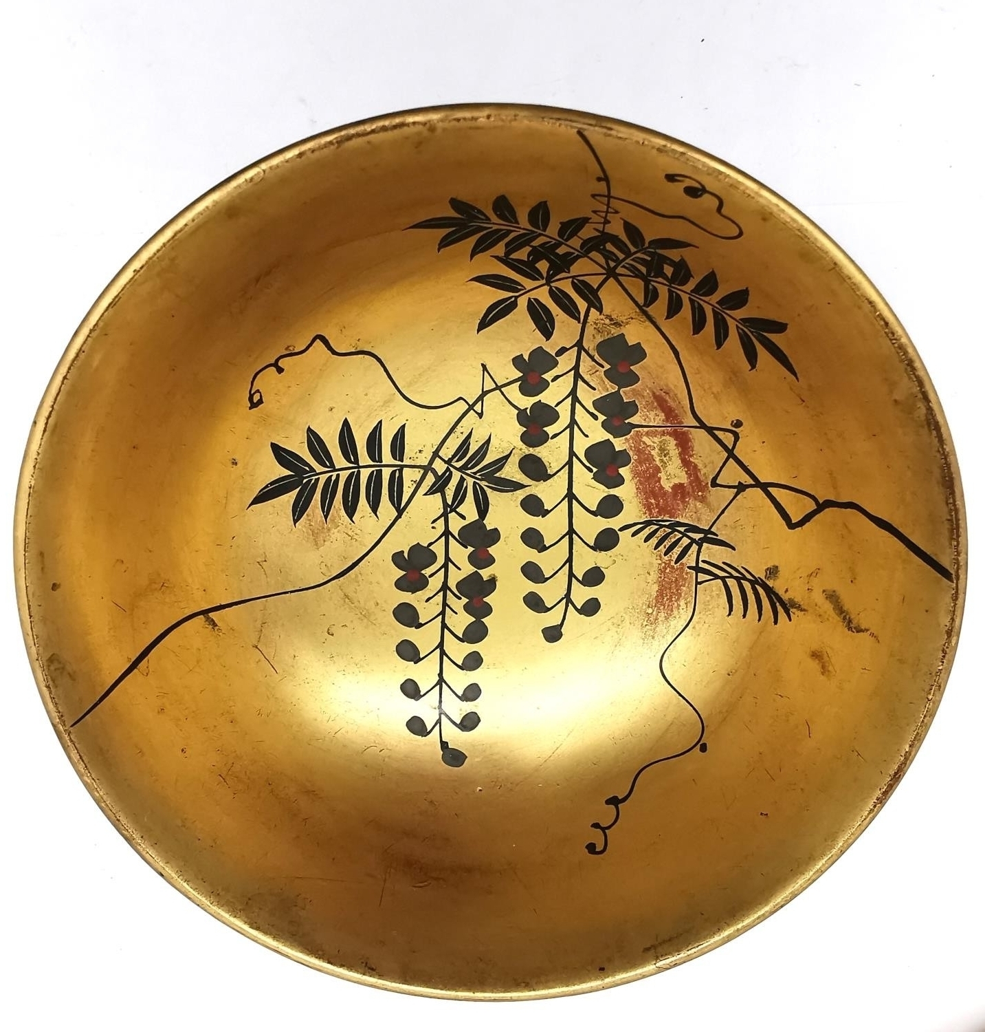 A set of five early 20th century Japanese gilt lacquered and hand painted bowls, each with a - Image 2 of 7