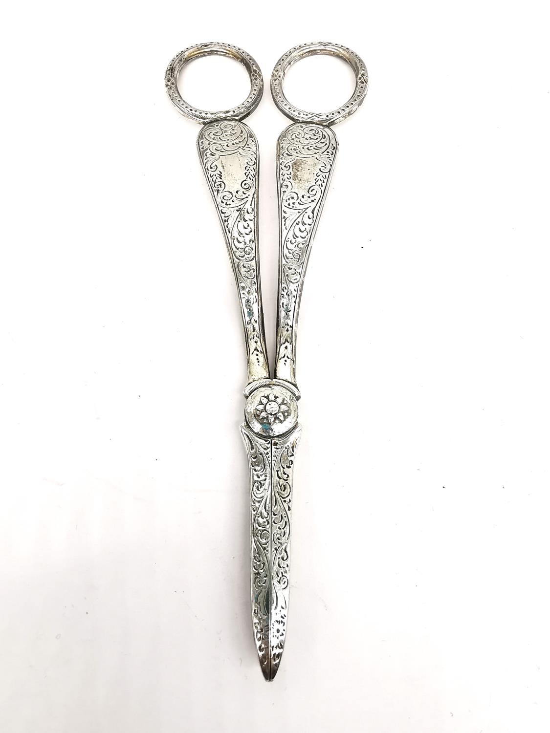 A pair of Victorian engraved silver grape scissors by Henry Atkins decorated with scrolling - Bild 2 aus 5