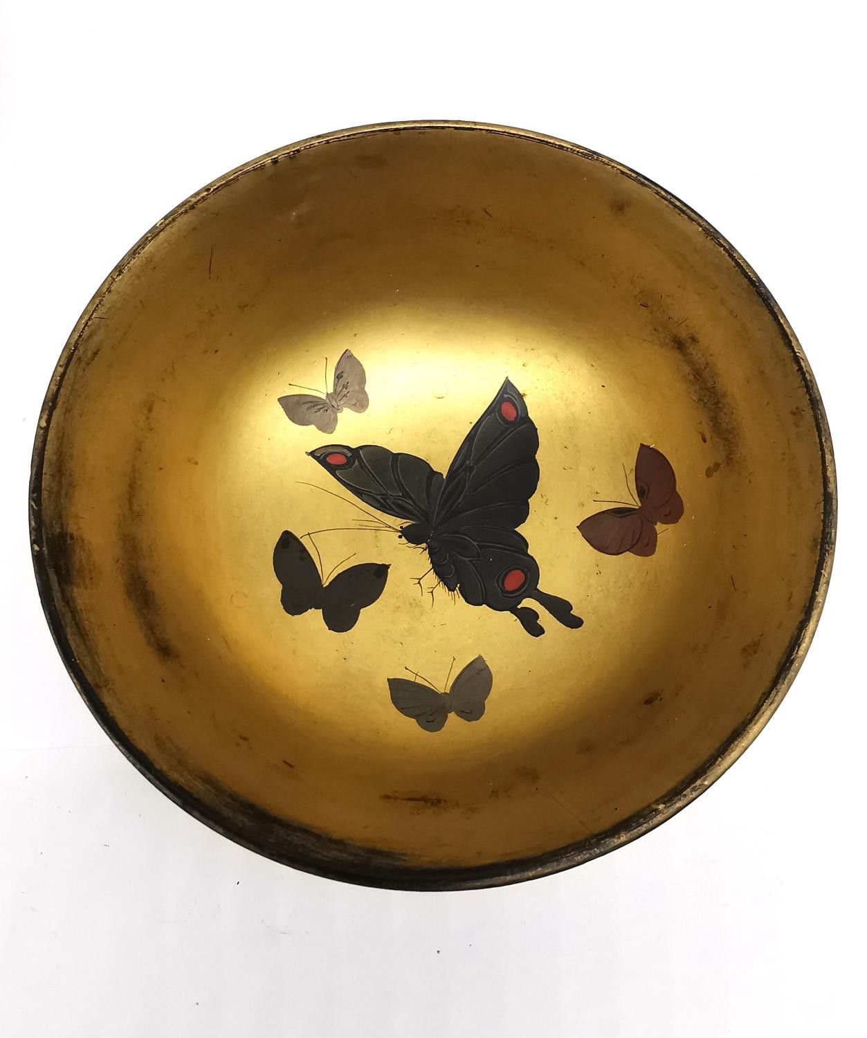 A set of five early 20th century Japanese gilt lacquered and hand painted bowls, each with a - Image 4 of 7