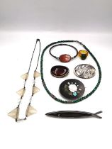 A mixed collection of jewellery, including a Mexican silver fish brooch, an amber and silver brooch,