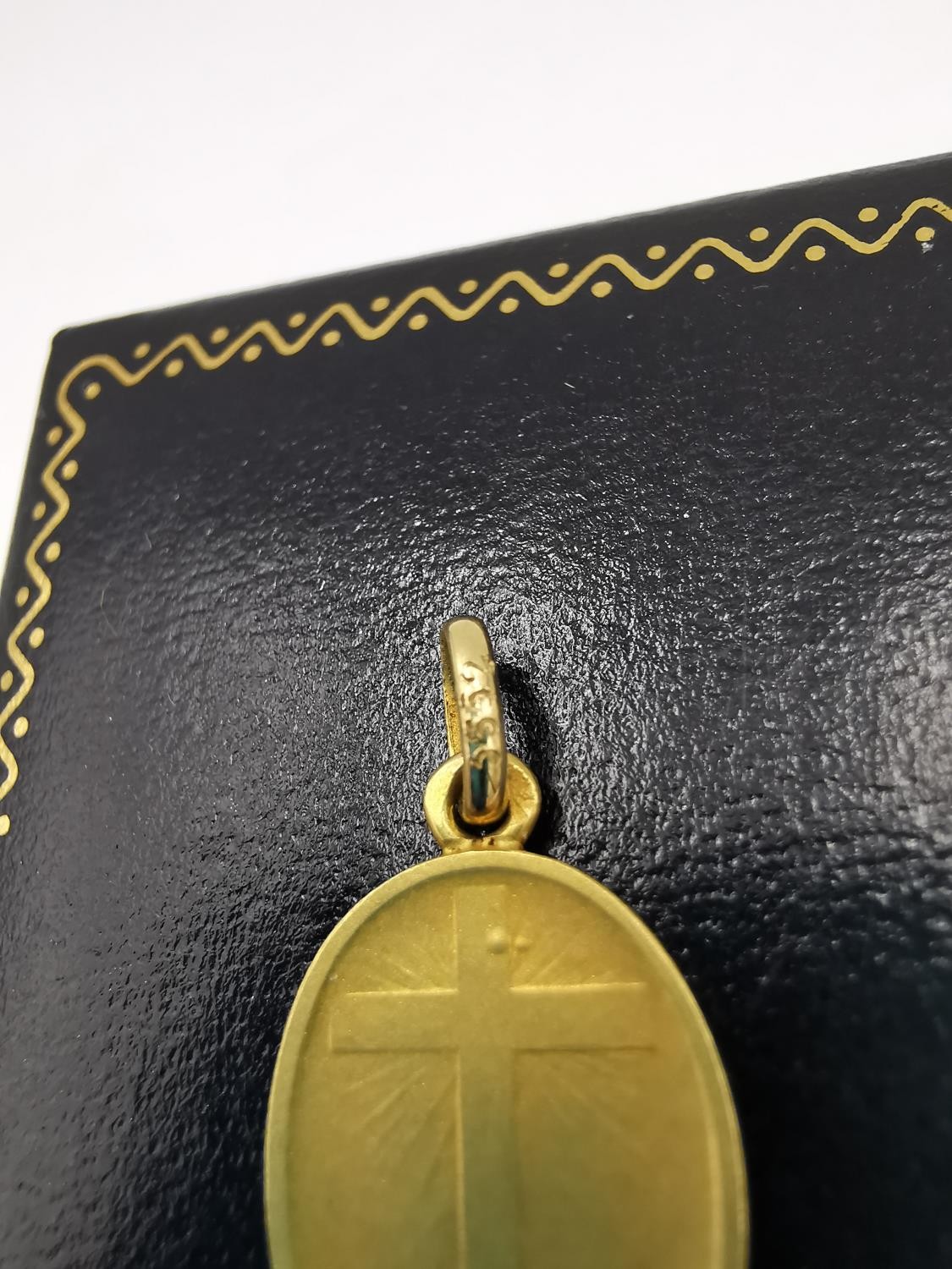 Jacques Martin, an oval 18ct yellow gold religious pendant with Mary and Jesus and a cross on the - Image 7 of 7