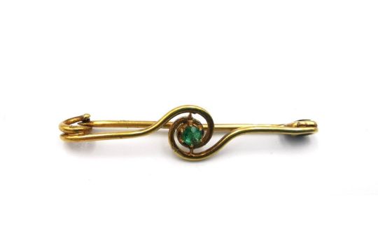 A velvet cased French early 20th century 18ct yellow gold emerald set spiral bar brooch, set to - Image 2 of 8