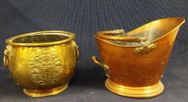 An antique copper coal scuttle and brass jardinière with lion head handles. Dia.29 H.25cm (Brass).