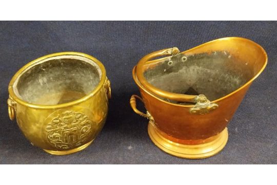 An antique copper coal scuttle and brass jardinière with lion head handles. Dia.29 H.25cm (Brass). - Image 2 of 5