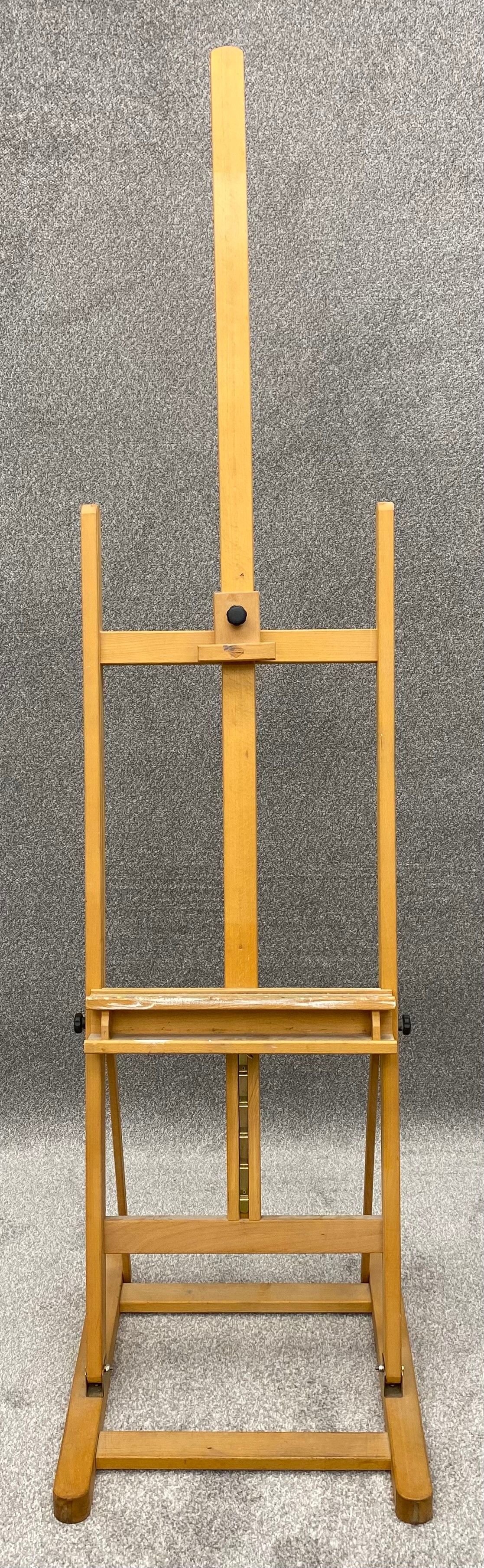 A contemporary Daler Rowney beech artist's studio easel with a ratchet and crank height and tilt