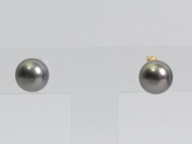 A pair of 18ct gold cultured pearl earrings, 2.1 grams, 8.2mm diameter.