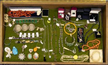 A jewellers display cabinet (72cm x 43cm) and contents including silver rings and earrings and