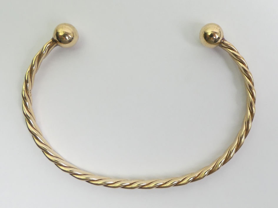 A solid 9ct gold torque bangle, 13.5 grams, 7.8mm. - Image 2 of 4