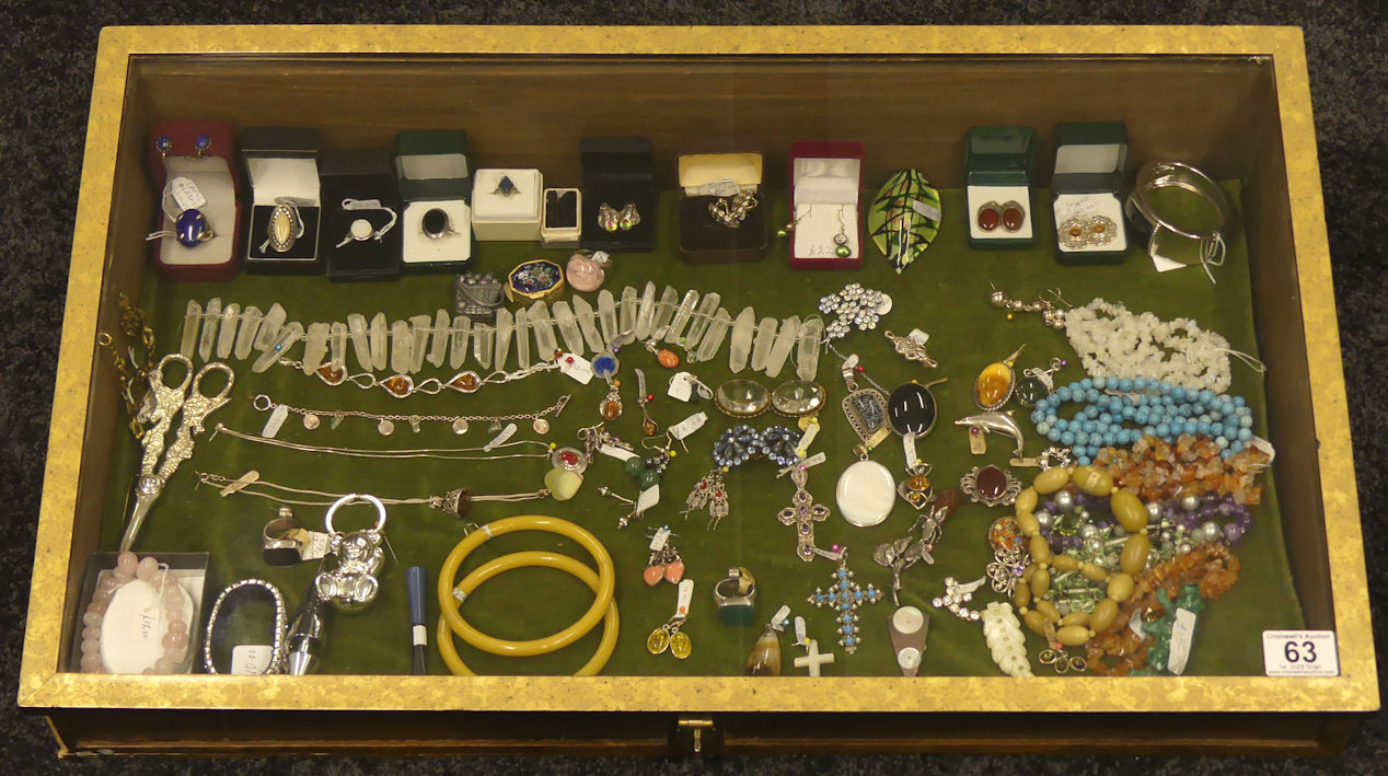 A jewellers display cabinet ( 72cm x 43cm) and contents including silver and Lapis ring, silver - Image 4 of 4