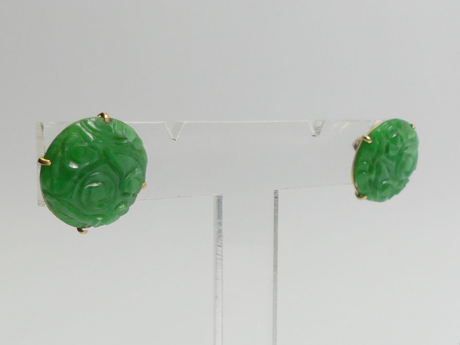 A pair of 18ct gold carved jade set earrings, 4.9 grams, 16mm in diameter. - Image 2 of 6