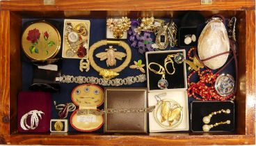 A jewellers display cabinet (47cm x 26cm) and contents including carved shell pendant set in silver,