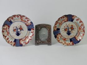 A pair of 19th century Japanese Imari 21 cm porcelain plates and a coppered finish dragon design