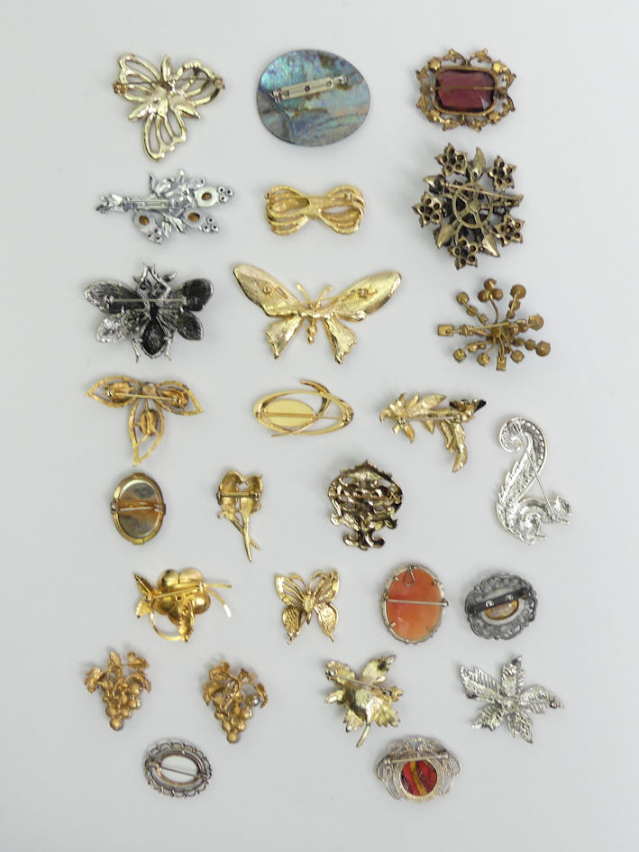 A box of costume jewellery, brooches some silver. - Image 3 of 3