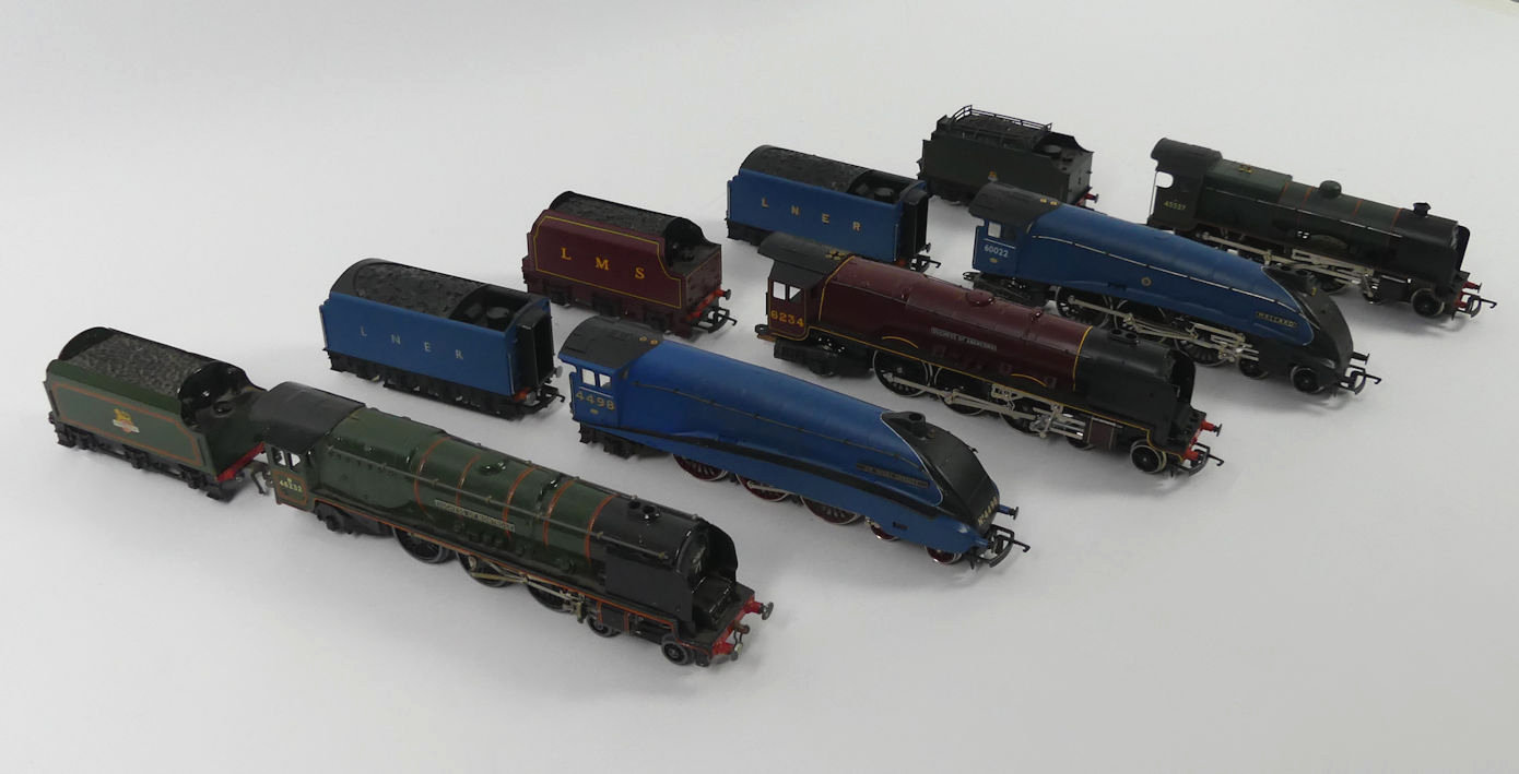 Five Hornby 00 gauge locomotives and tenders including Duchess of Montrose, Sir Nigel Gresley and