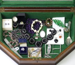 A stall holders oak display case and contents including silver rings, 46cm x 32cm.