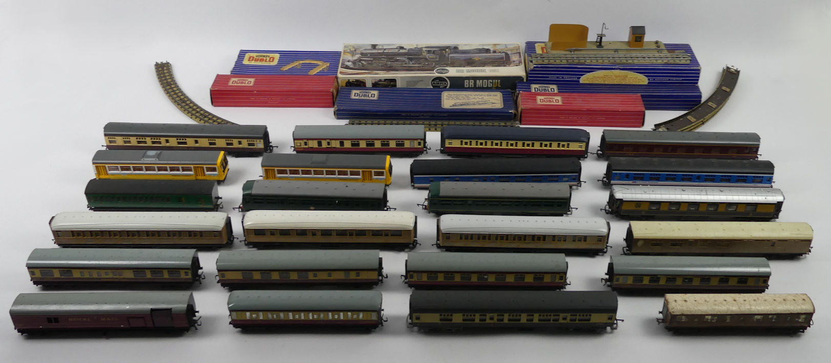 A box of 00 gauge coaches, Hornby and Dublo boxed 4025 suburban coaches, Dublo track.