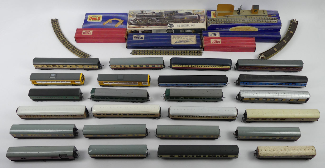 A box of 00 gauge coaches, Hornby and Dublo boxed 4025 suburban coaches, Dublo track. - Image 2 of 2