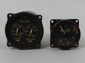 A boxed original British WWII aircraft boost gauge, stamped to verso 6A/1225 by Negretti & Zambra,