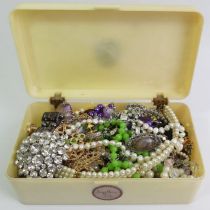 A jewellery box and contents including silver rings, a Blue John and marcasite brooch.