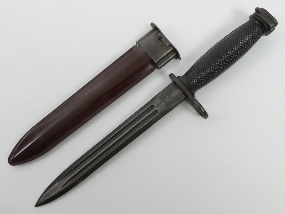 A US, Korean war era M4 bayonet for M1 carbine with scabbard, blade 21cm. - Image 2 of 3