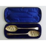 A cased pair of Georgian silver berry spoons, 124 grams. 22.5 cm long.
