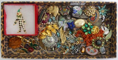 A box of mixed jewellery including silver brooches and an enamel clown brooch.