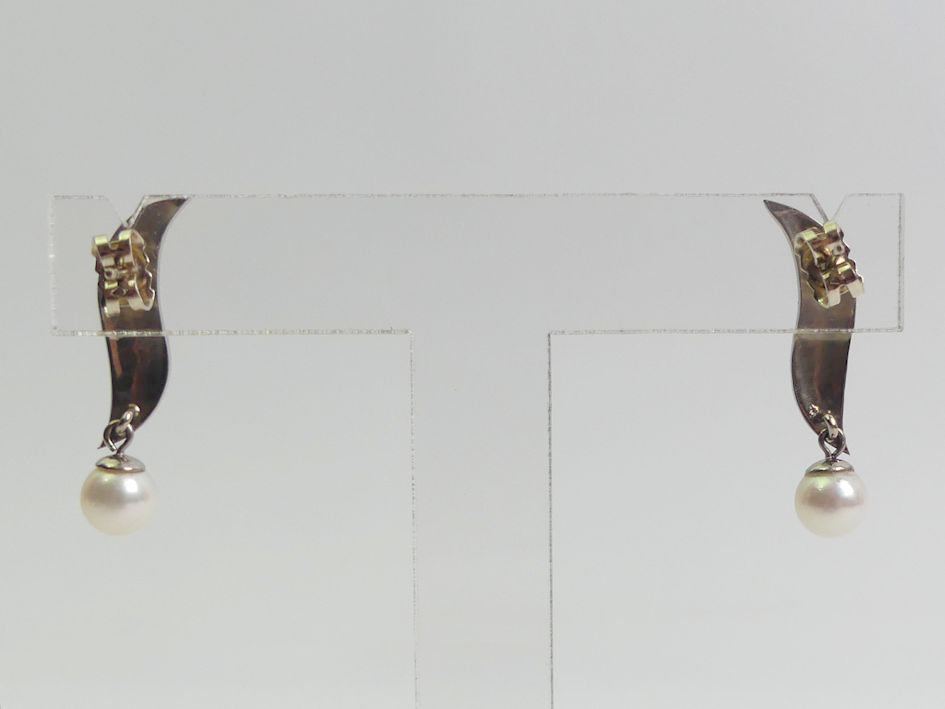 A pair of 18ct gold enamel and cultured pearl drop earrings, London 1988, Brit-Mari Darracott, 4.3 - Image 3 of 3