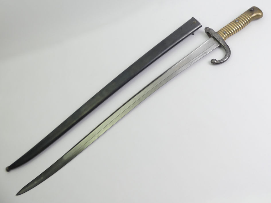 French Chassepot bayonet and scabbard, the signed blade dated 1872. Blade 57 cm long. - Image 3 of 5
