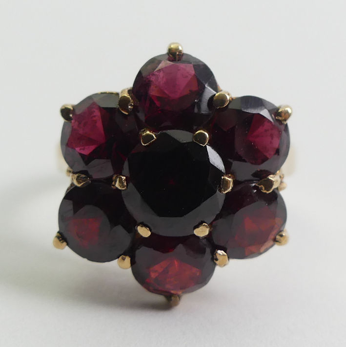 9ct gold garnet ring, 4.5 grams, 18.2mm, size N. - Image 2 of 3