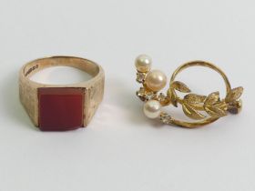 9ct gold carnelian set ring, 6.3gram, 11.4mm, size T 1/2 and silver vermeil brooch.