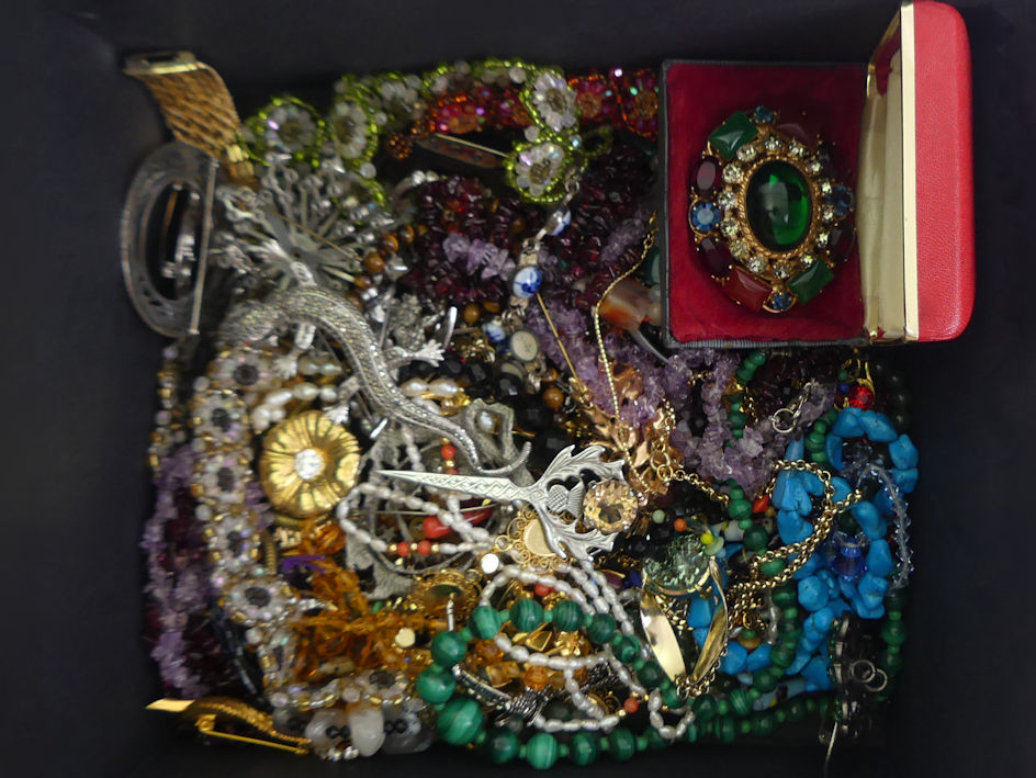 A box of mixed costume jewellery including garnet, amethyst, and malachite necklaces. - Image 3 of 3