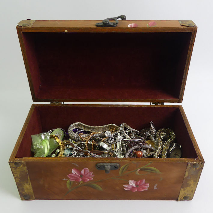 A casket of mixed jewellery including silver rings. - Image 2 of 3