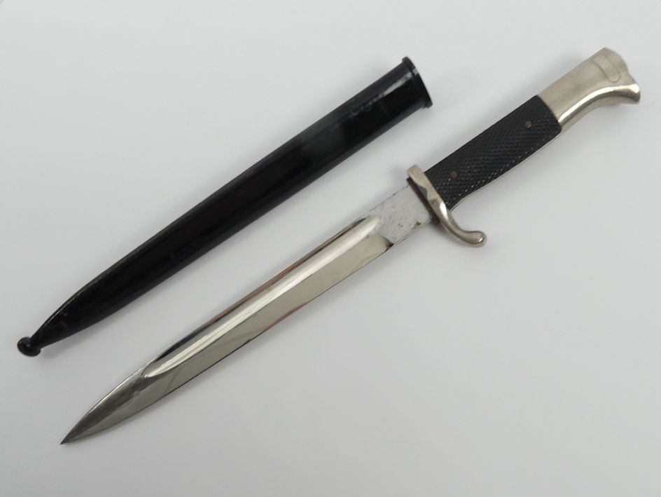 A WWII German Mauser K98 bayonet with scabbard, blade 25cm. - Image 3 of 3