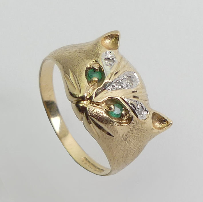 9ct gold cat design ring with emerald eyes, 3.3 grams, 11.3mm, size O. - Image 2 of 3