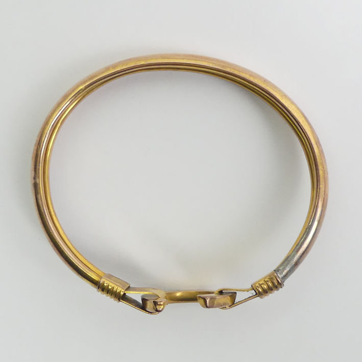 9ct rose and yellow gold (tested) horshoe design bangle, 8.9 grams, 20mm wide. - Image 2 of 2