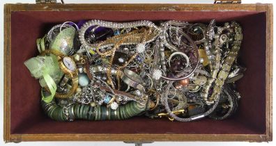 A casket of mixed jewellery including silver rings.